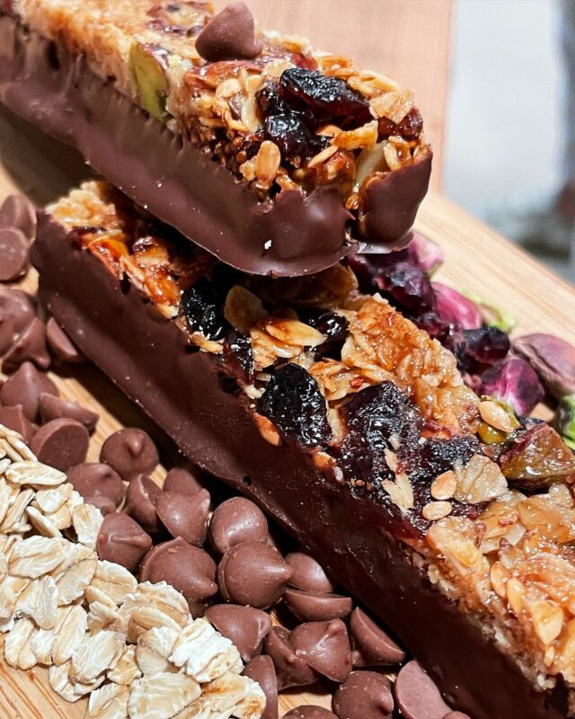 LES BARRES DE CÉRÉALES Vous qui les avez déjà testées, comment pourriez-vous les définir… une dinguerie ?! 😋Voici comme se composent les barres de céréales : Pistaches, figues, cranberries, graines de lin, flocons d’avoine, du miel et du chocolat. Disponibles en boutique bien sûr ! ...#chocolatebar #cerealsbar #barrecerales #gouter #panetgato #miampanetgato #boulangerie #patisserie #boulangeriepatisserie #instapastry #instapatisserie #cake #annecylevieux #albigny #annecyfood #annecylake #annecy