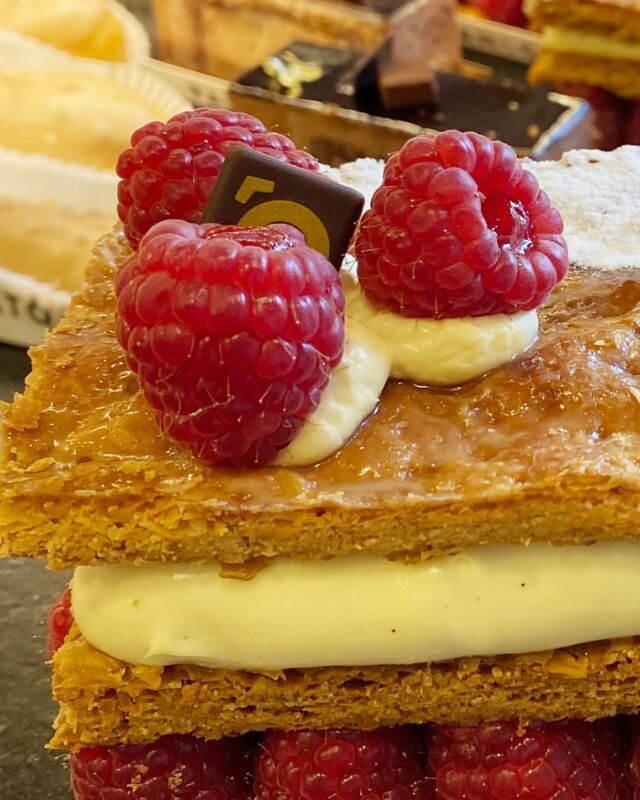LE NAPOLÉON FRAMBOISES vous laisse en bouche la douceur de sa crème pâtissière et la fraîcheur acidulée de la framboise. 😋 Les délices de l’été…En individuel ou à partager. Disponible en boutique !...#framboise #napoleon #dessert #panetgato #miampanetgato #boulangerie #patisserie #boulangeriepatisserie #instapastry #instapatisserie #cake #annecylevieux #albigny #annecyfood #annecylake #annecy